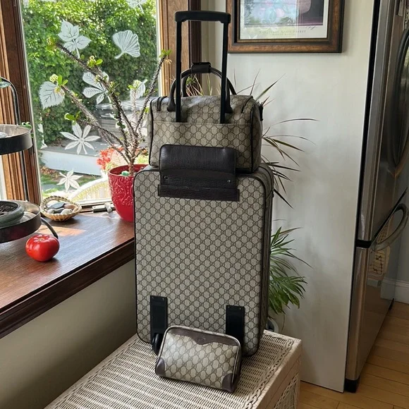 🦁 Gucci GG Supreme Travel Set - Picture 13 of 17